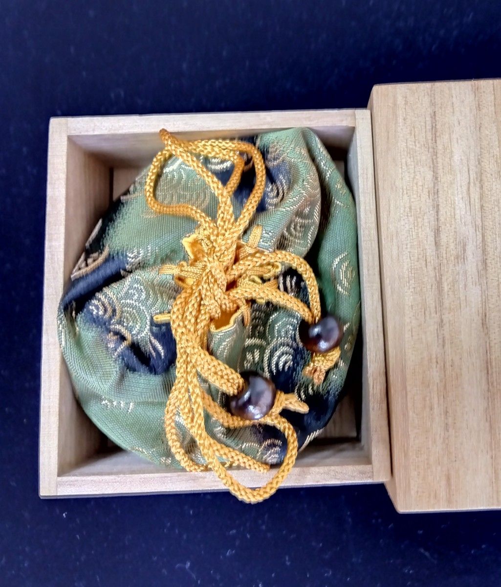 将棋駒】桂舟作 黄楊特上彫駒「錦旗書」 美麗仕上げ品 桐元箱 将棋駒】桂舟作 黄楊特上彫駒「錦旗書」 美麗仕上げ品 桐元箱