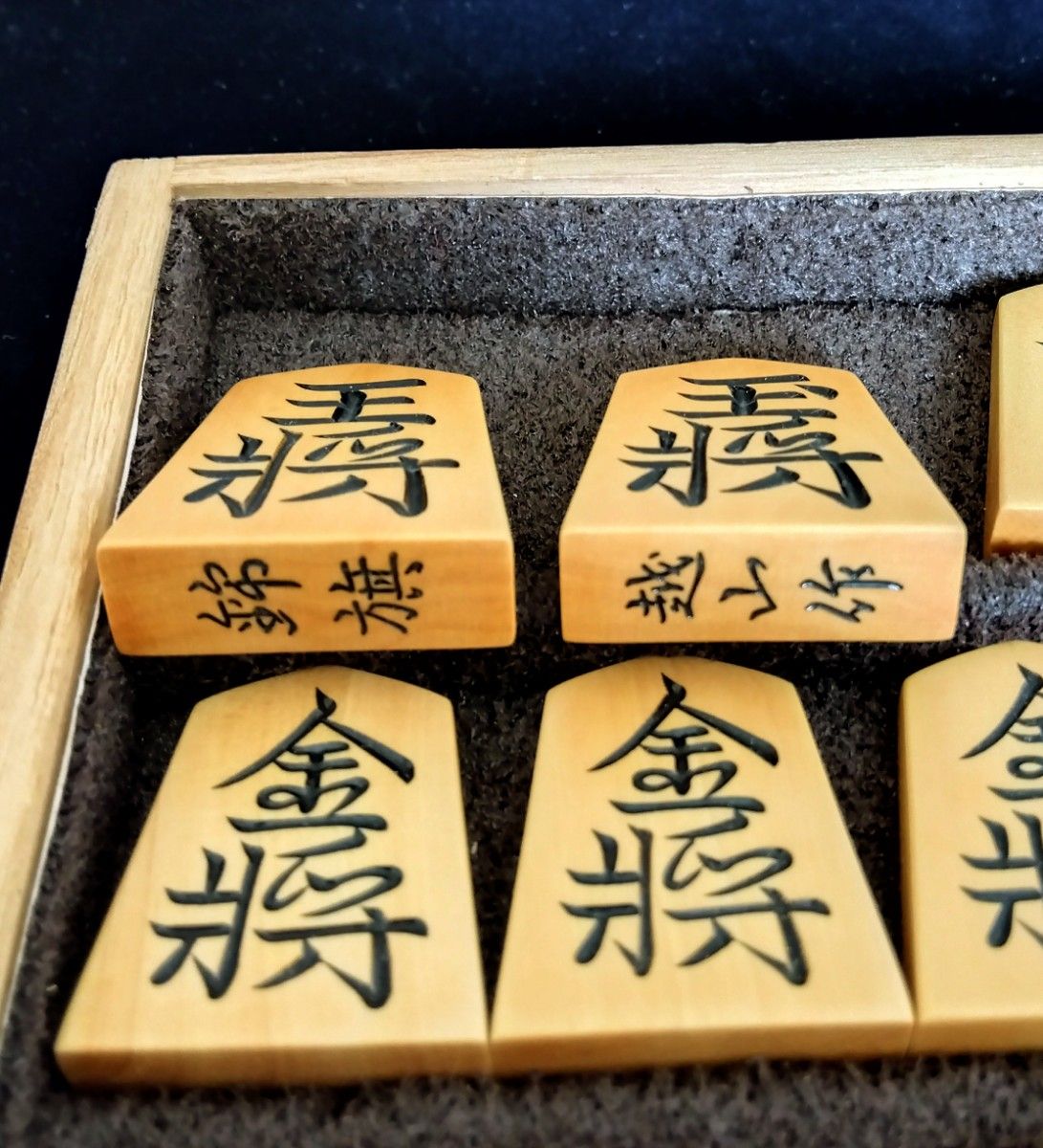 【将棋駒】越山作 本黄楊特上彫駒「錦旗書」美麗仕上げ品 桐平箱、新品駒袋付き 【将棋駒】越山作 本黄楊特上彫駒「錦旗書」美麗仕上げ品 桐平箱、新品駒袋付き