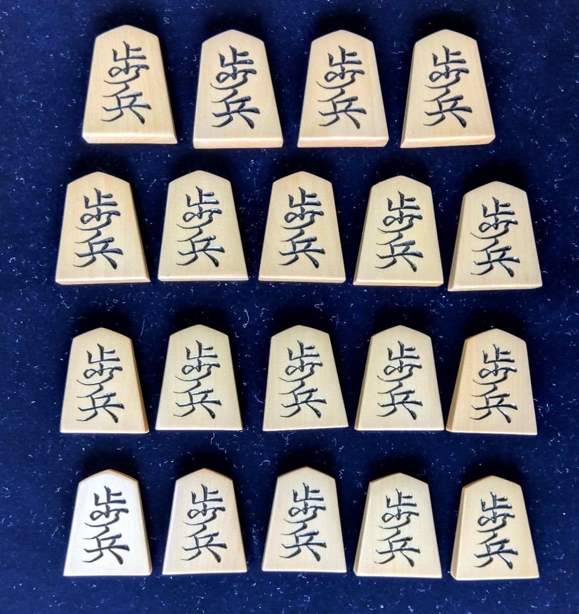 将棋駒】桂舟作 黄楊特上彫駒「錦旗書」 美麗仕上げ品 桐元箱 将棋駒】桂舟作 黄楊特上彫駒「錦旗書」 美麗仕上げ品 桐元箱
