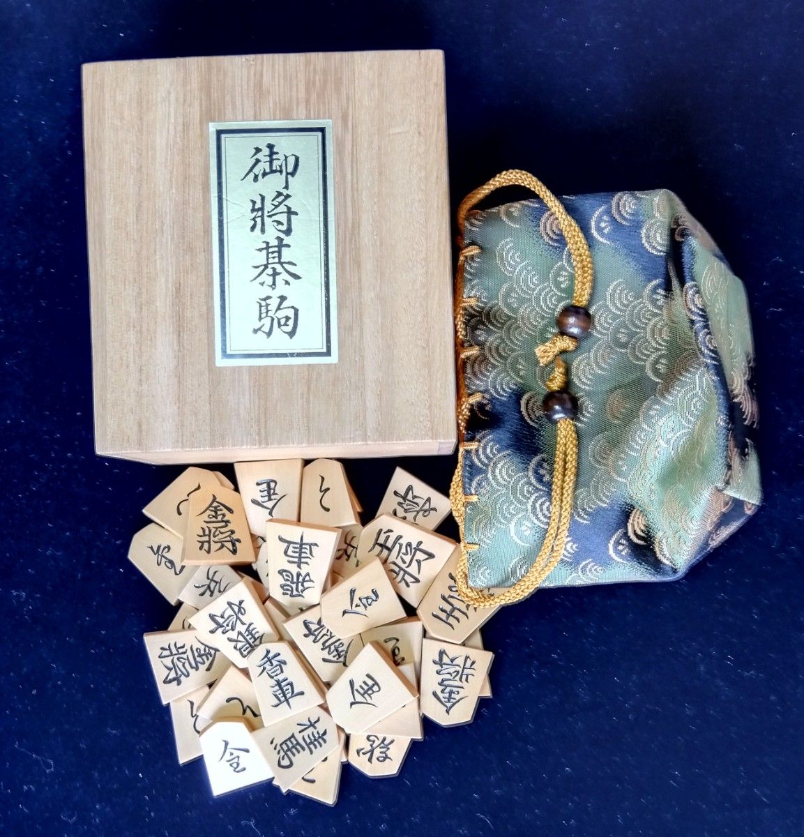 【将棋駒】桂舟作 黄楊特上彫駒「錦旗書」 美麗仕上げ品 桐元箱:新品金襴駒袋付き[中島清吉商店]