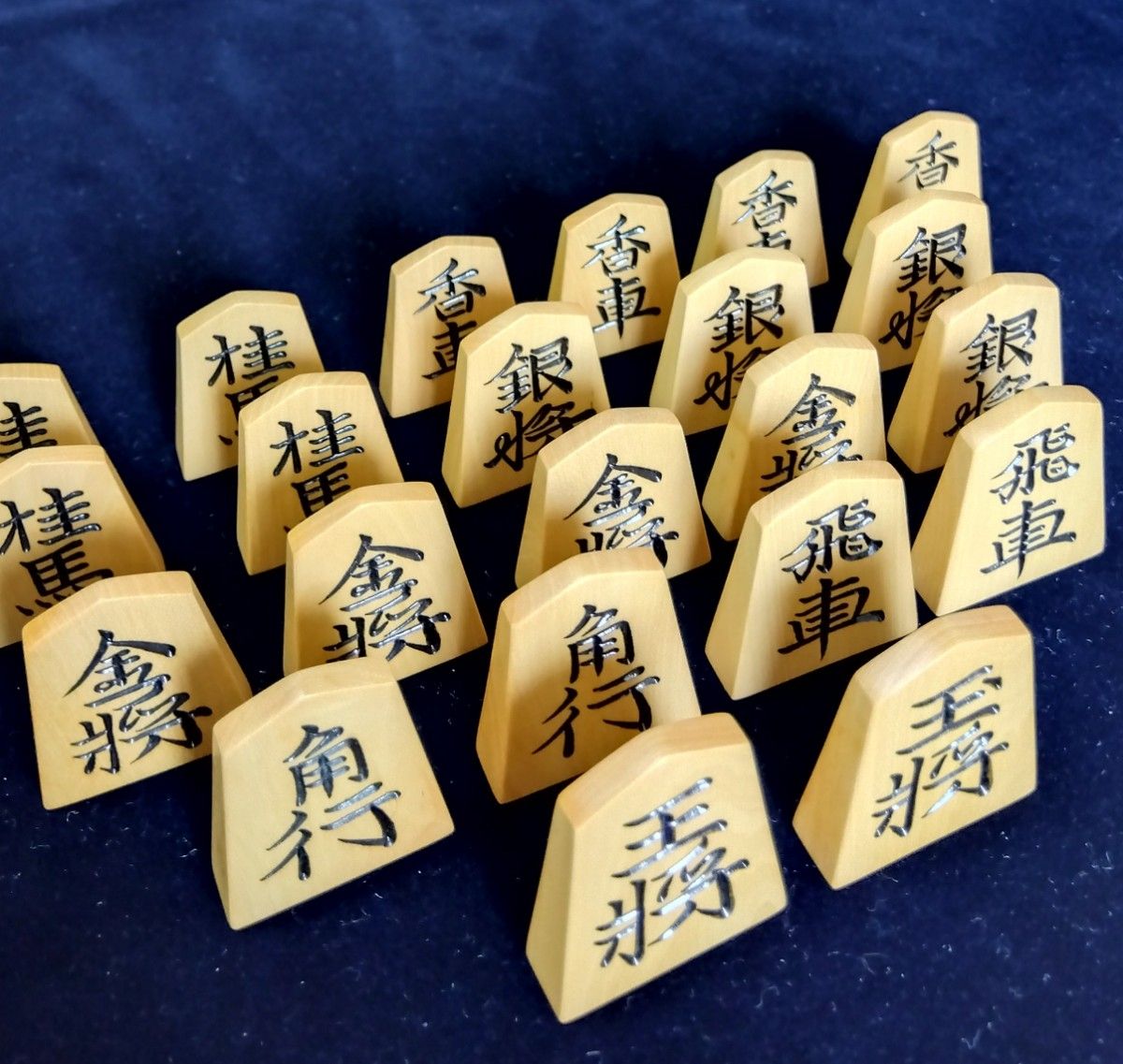 【将棋駒】桂舟作 黄楊特上彫駒「錦旗書」 美麗仕上げ品 桐元箱:新品金襴駒袋付き[中島清吉商店]