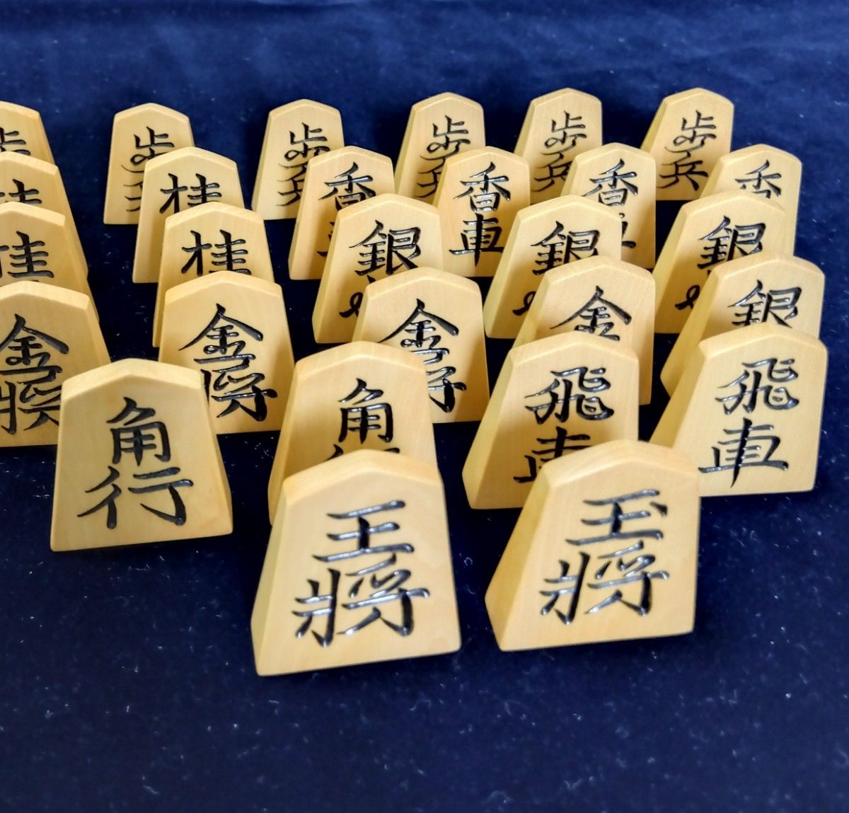 【将棋駒】桂舟作 黄楊特上彫駒「錦旗書」 美麗仕上げ品 桐元箱:新品金襴駒袋付き[中島清吉商店]