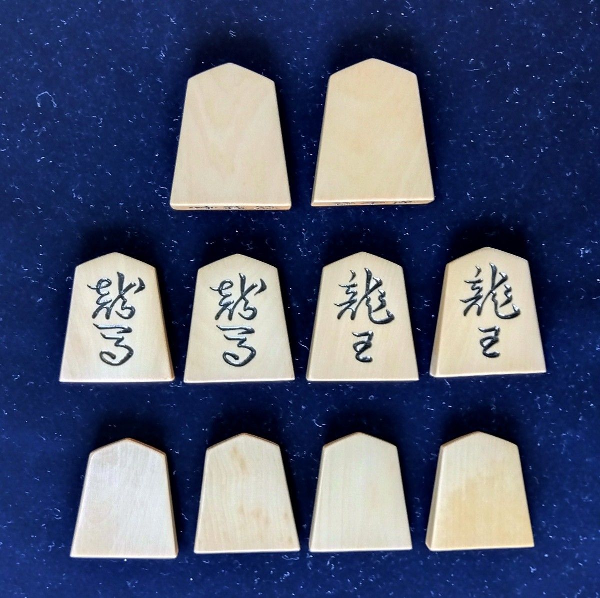 【将棋駒】桂舟作 黄楊特上彫駒「錦旗書」 美麗仕上げ品 桐元箱:新品金襴駒袋付き[中島清吉商店]