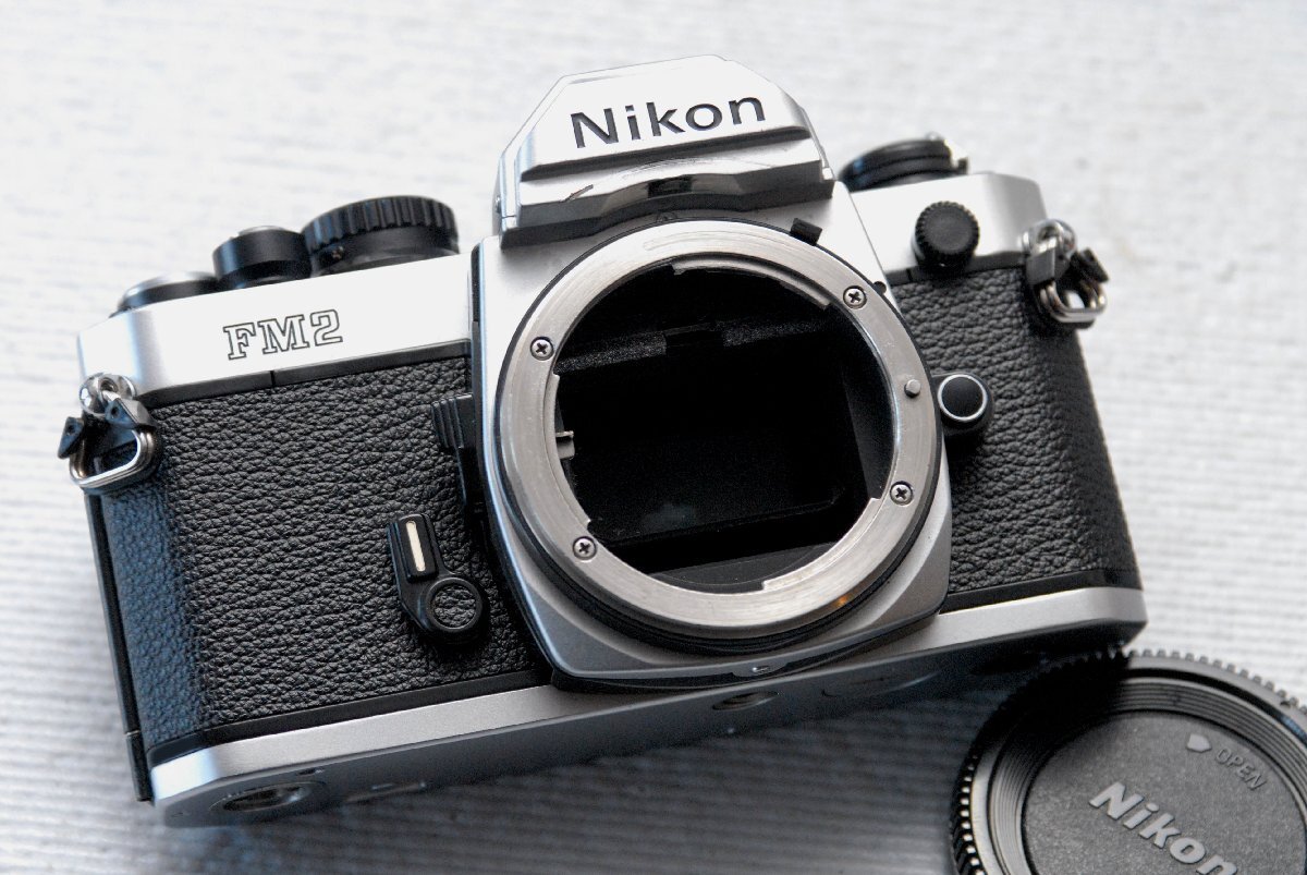 （綺麗）Nikon ニコン人気の高級一眼レフカメラ FM2（銀）ボディ 超希少・良好品 （腐食無し）_画像2
