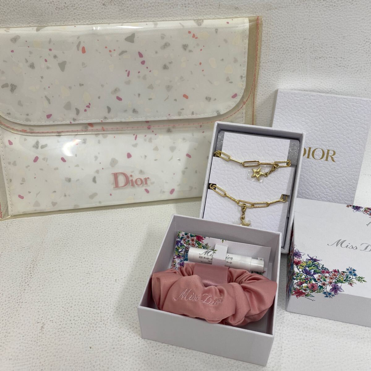 □9132【卸売】Christian Dior クリスチャンディオール ポーチ キーホルダー チャーム シュシュ ミニオードゥトワレ付き レディースの画像1