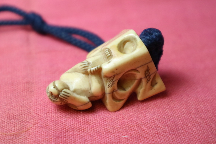 .. thing netsuke . seal case . inspection Edo . monkey .. bamboo ... tiger rare article rare antique objet d'art era 