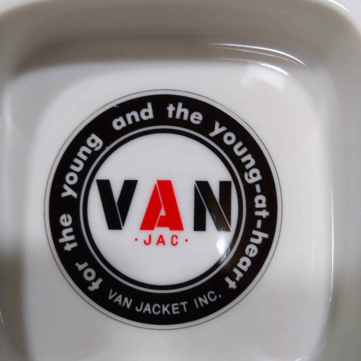 K) VAN JACKET ヴァンヂャケット アッシュトレイ 灰皿 永遠の丸 VANロゴ 2002年限定！VAN JAC ノベルティ D1008の画像2