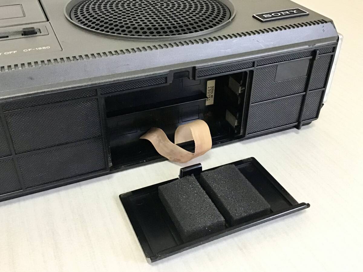 【整備品・作動OK】名機 SONY CF-1980 ベルト交換 & 内外装クリーニング実施_電池押さえスポンジ貼り替え