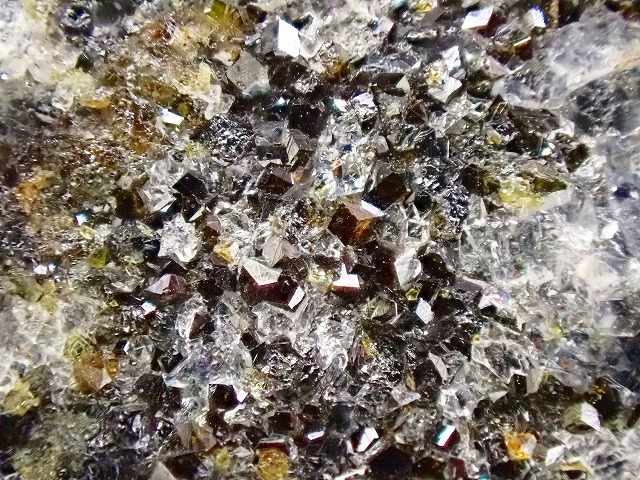 灰鉄柘榴石と磁鉄鉱の画像3