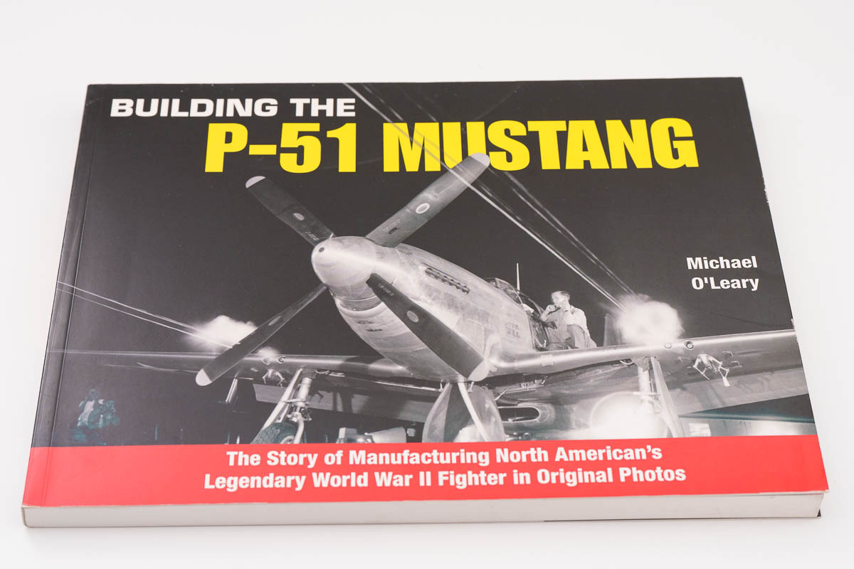 Building the P-51 Mustang ペーパーバック 洋書 飛行機の画像1