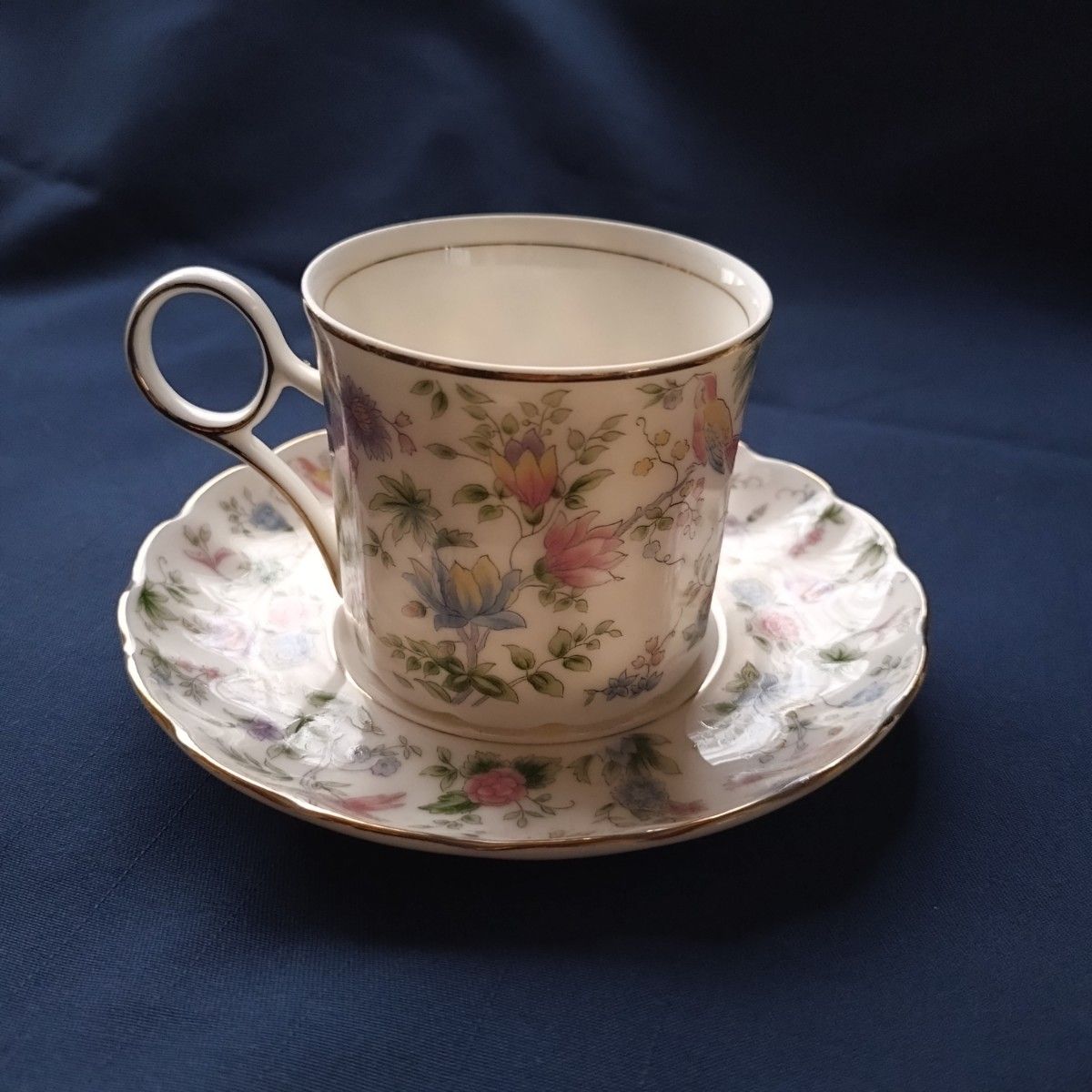 美品】桃山陶器 petite bone カップ&ソーサー 2組 ペアセット 美品】桃山陶器 petite bone カップ&ソーサー 2組 ペアセット