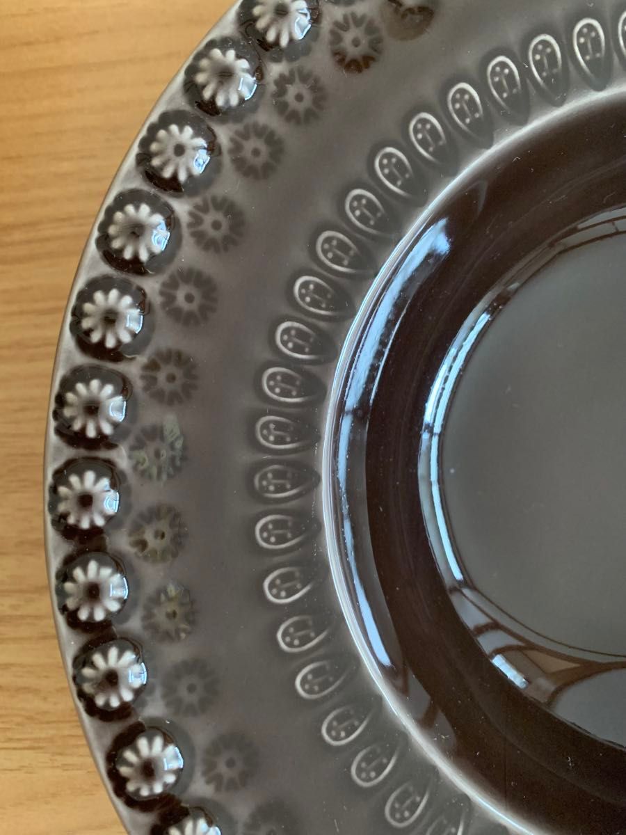 BORDALLO PINHEIROの皿(ベージュ、ブラウン)
