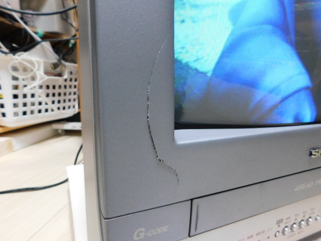 シャープVT-14GH10 テレビ（ビデオ）見れるが、テープ読込み不可、ヒビあり⇒向かって左のフレーム部分のヒビ⇒画面にはキズなく綺麗ですの画像4
