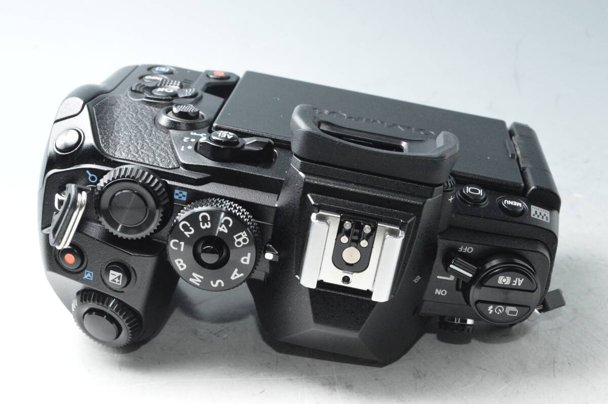 #a1494【美品】シャッター数9432回 OLYMPUS オリンパス OM-D E-M1 Mark III ボディ の画像3