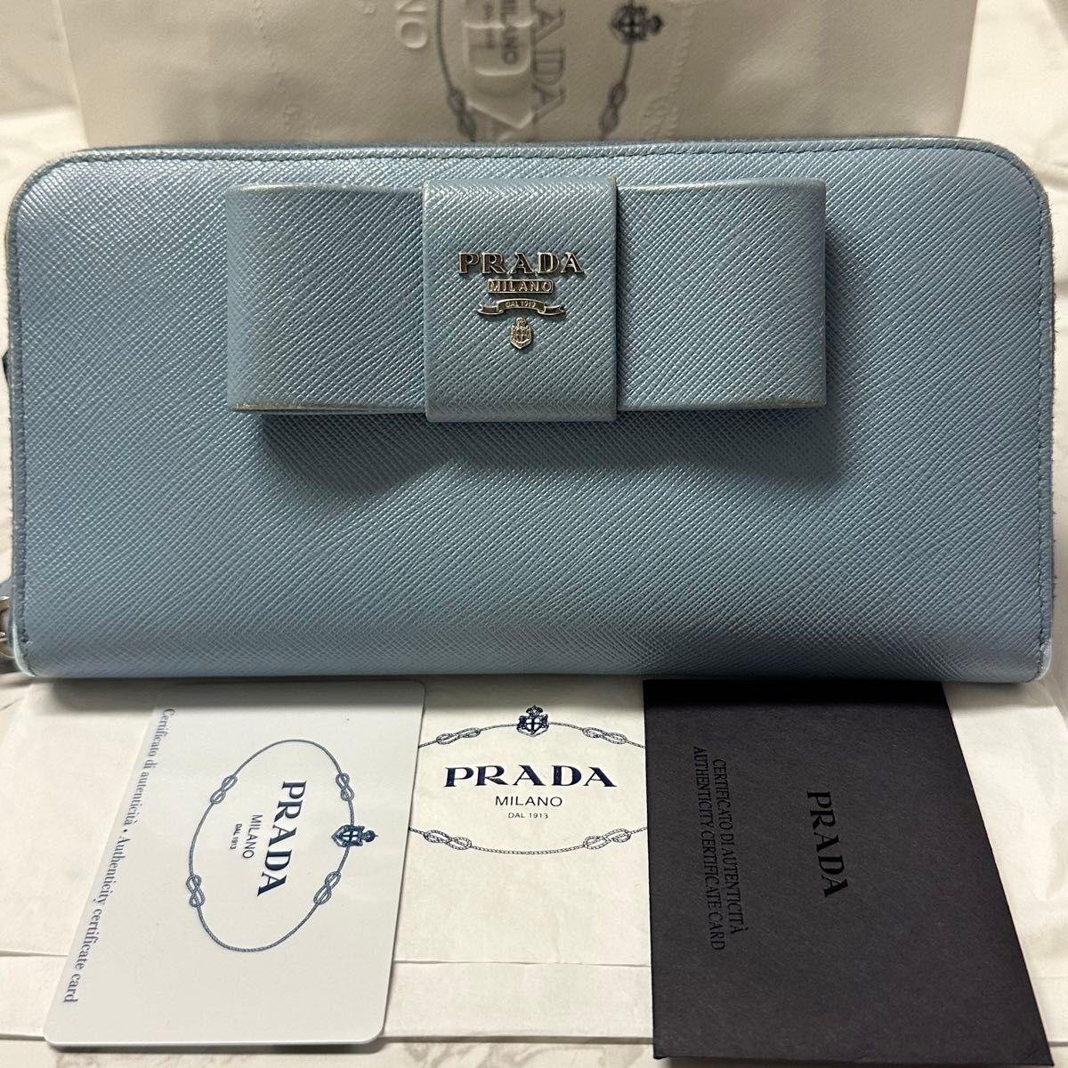 新品同様！ プラダ PRADA 財布 長財布 サフィアーノ リボン ラウンドファスナー