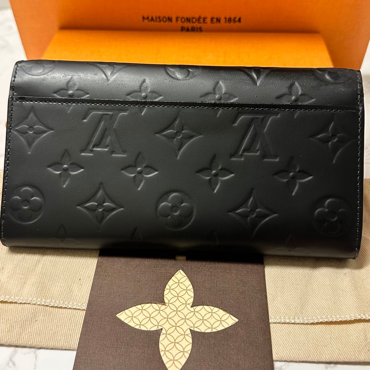 新品同様！　新作　ルイヴィトン LOUIS VUITTON ヴェルニ　ポルトフォイユ サラ　財布 長財布