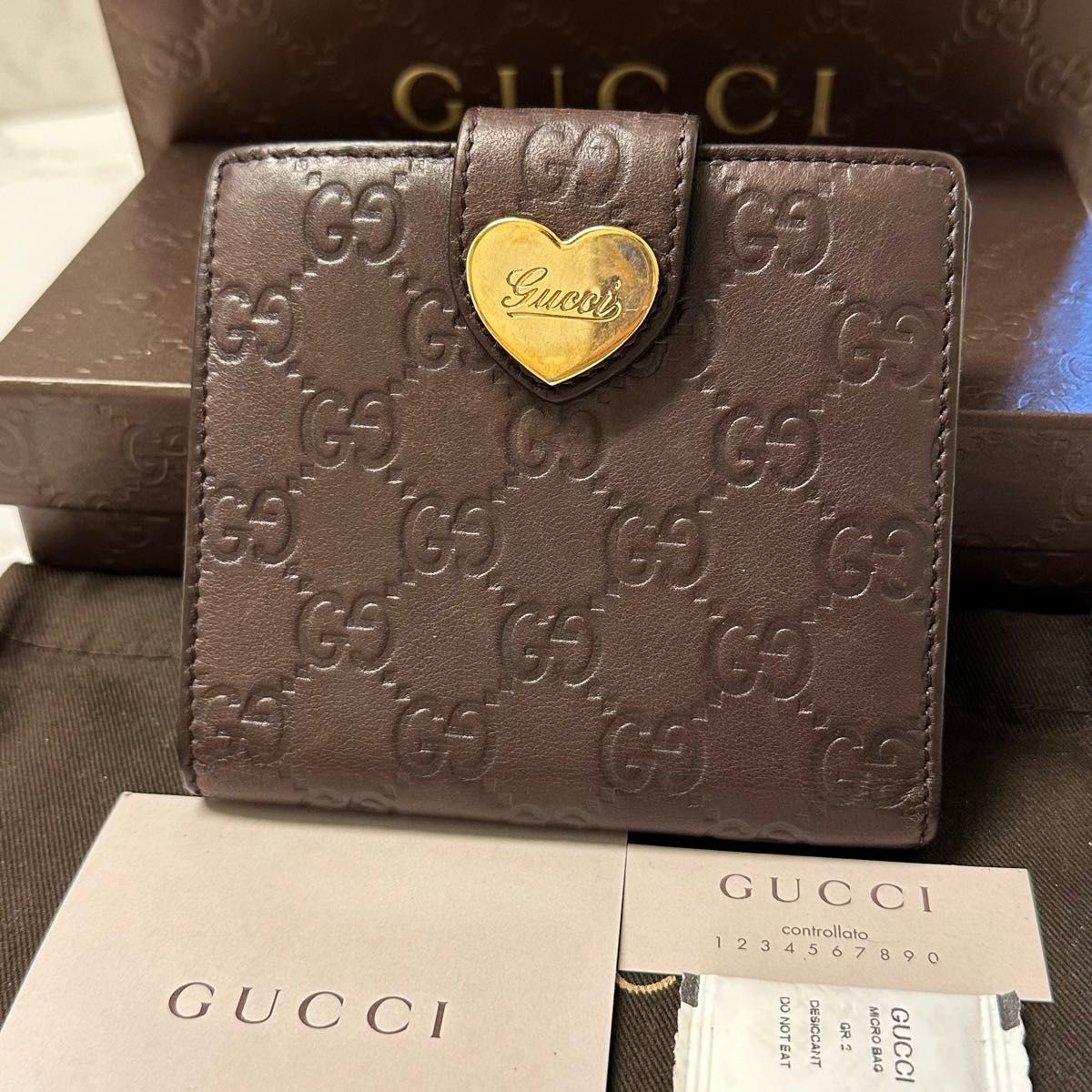 新品同様！ グッチ GUCCI 財布 二つ折り　折り財布　シマレザー　ハート金具