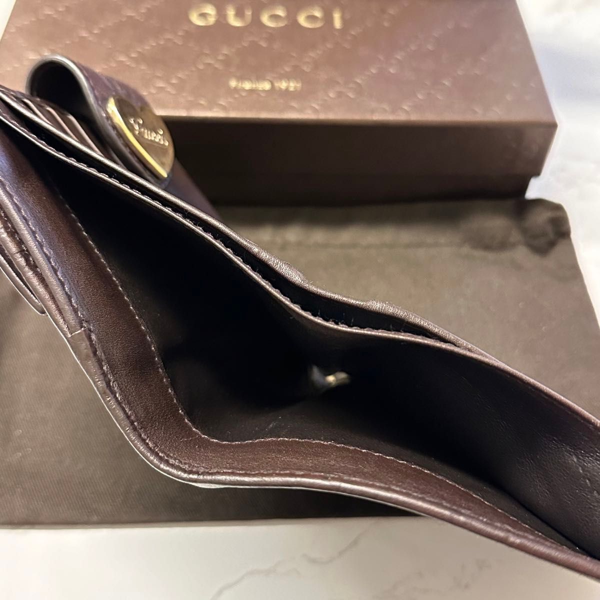 新品同様！ グッチ GUCCI 財布 二つ折り　折り財布　シマレザー　ハート金具