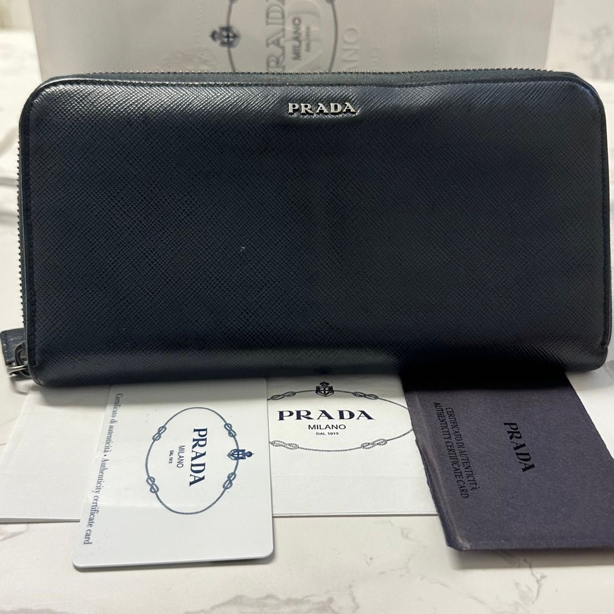 新品同様！ プラダ PRADA 財布 長財布 サフィアーノ ラウンドファスナー