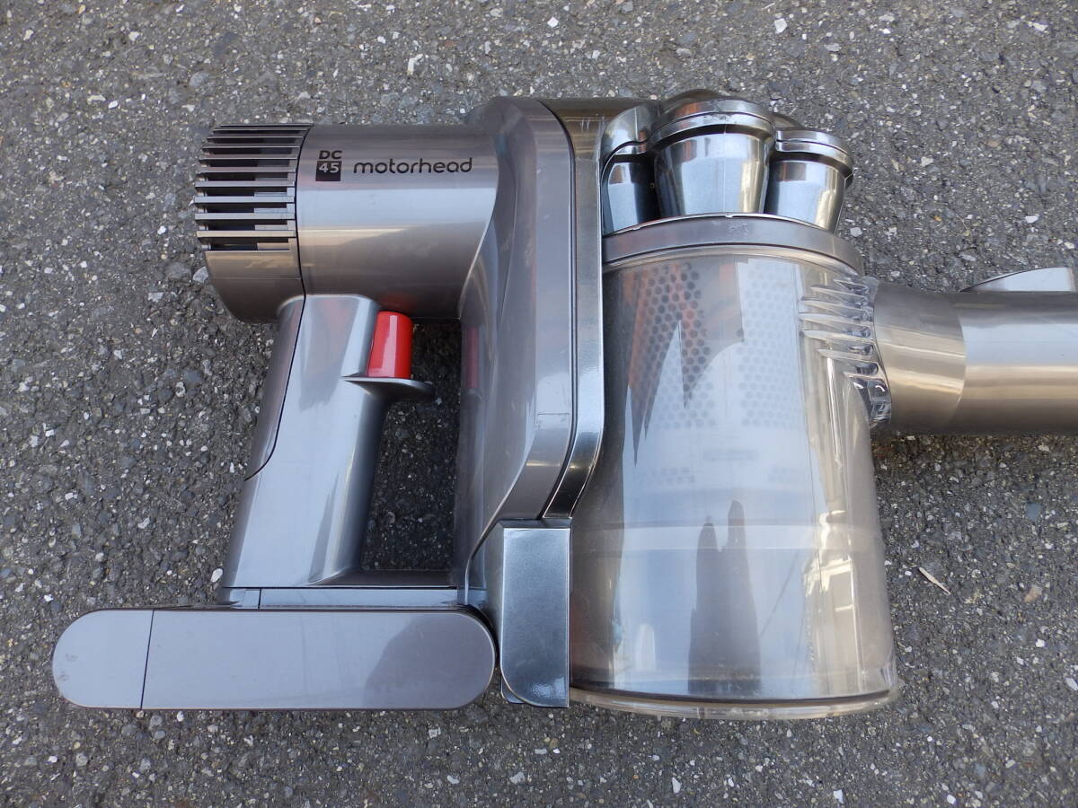 1 dyson サイクロンクリーナー DC45 アダプター欠 入手したとき動いてた 今は電池切れか動かない アダプター欠 中古！_画像3