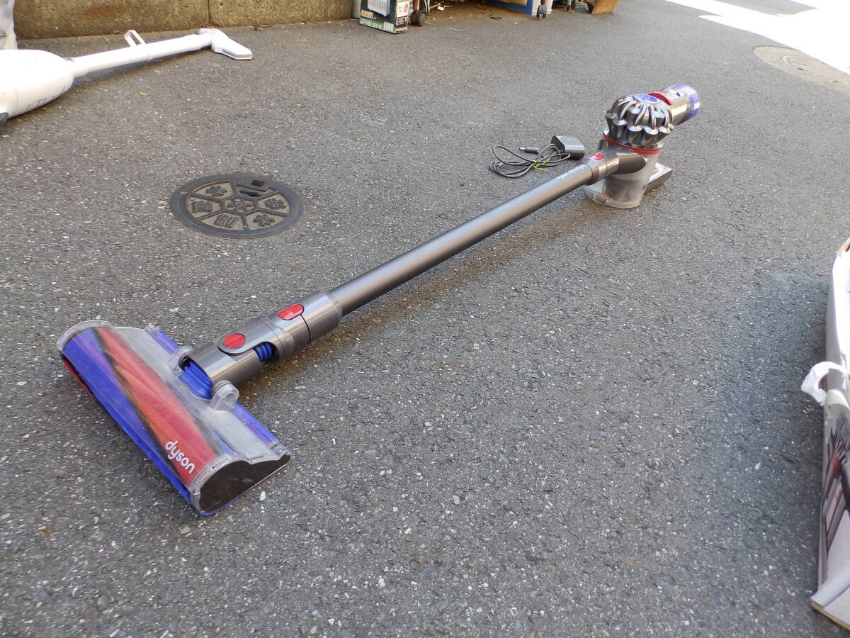 2 dyson サイクロンクリーナー V8 fluffy アダプター有り フィルター交換しました 画像確認 動作問題なし 中古！_画像2