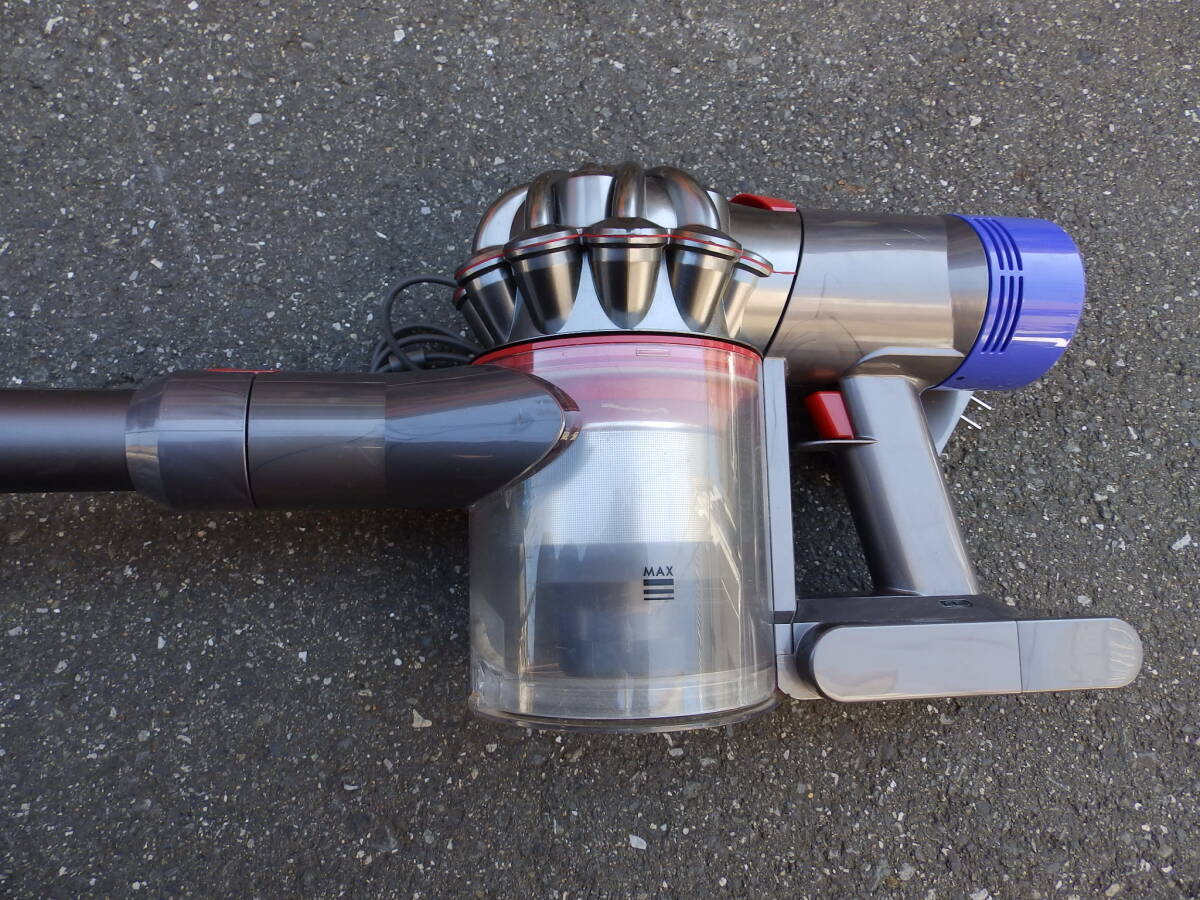 2 dyson サイクロンクリーナー V8 fluffy アダプター有り フィルター交換しました 画像確認 動作問題なし 中古！_画像5