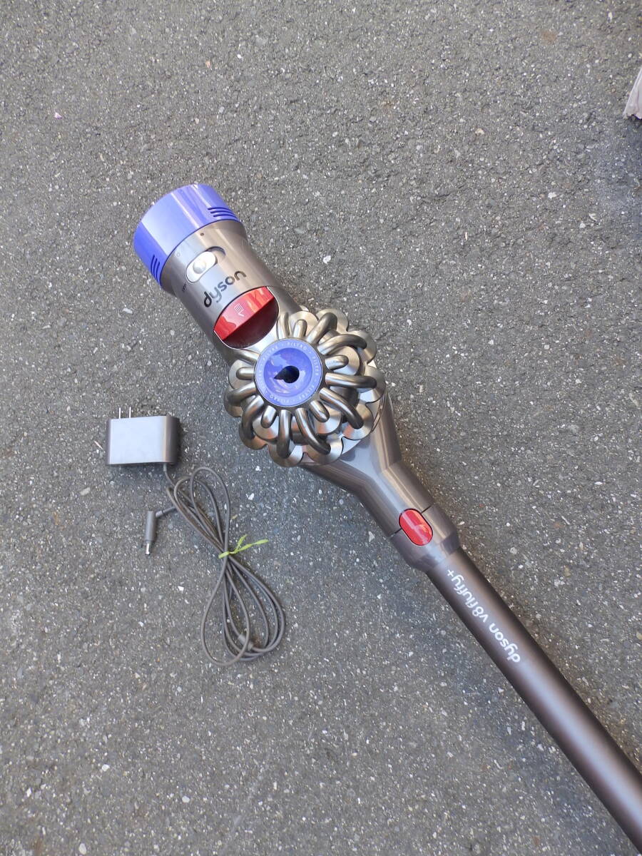 2 dyson サイクロンクリーナー V8 fluffy アダプター有り フィルター交換しました 画像確認 動作問題なし 中古！_画像3