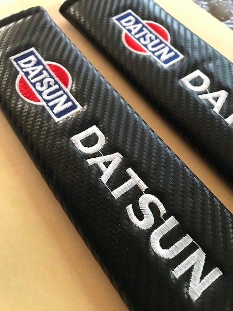 DATSUN ダットサンロゴ刺繍カーボン調シートベルトパッド 送料無料 ヨンメリ ハコスカ S30 ダットラ 510ブル ローレル サニーの画像1