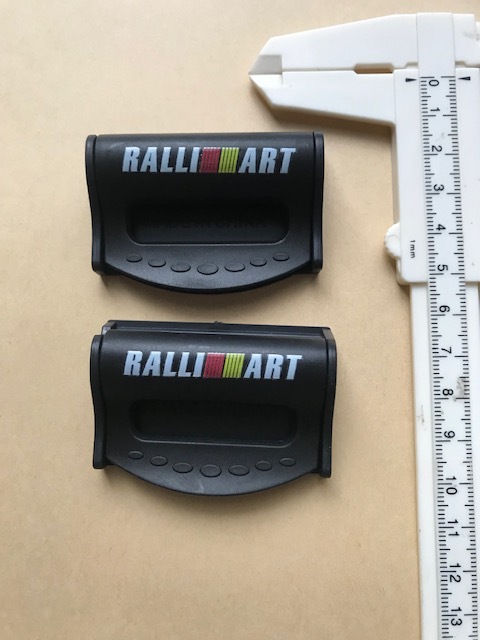 送料無料！ラリーアート RALLI///ARTロゴ 黒 シートベルトキャッチャー パジェロ デリカ ランエボ コルト ミラージュの画像1