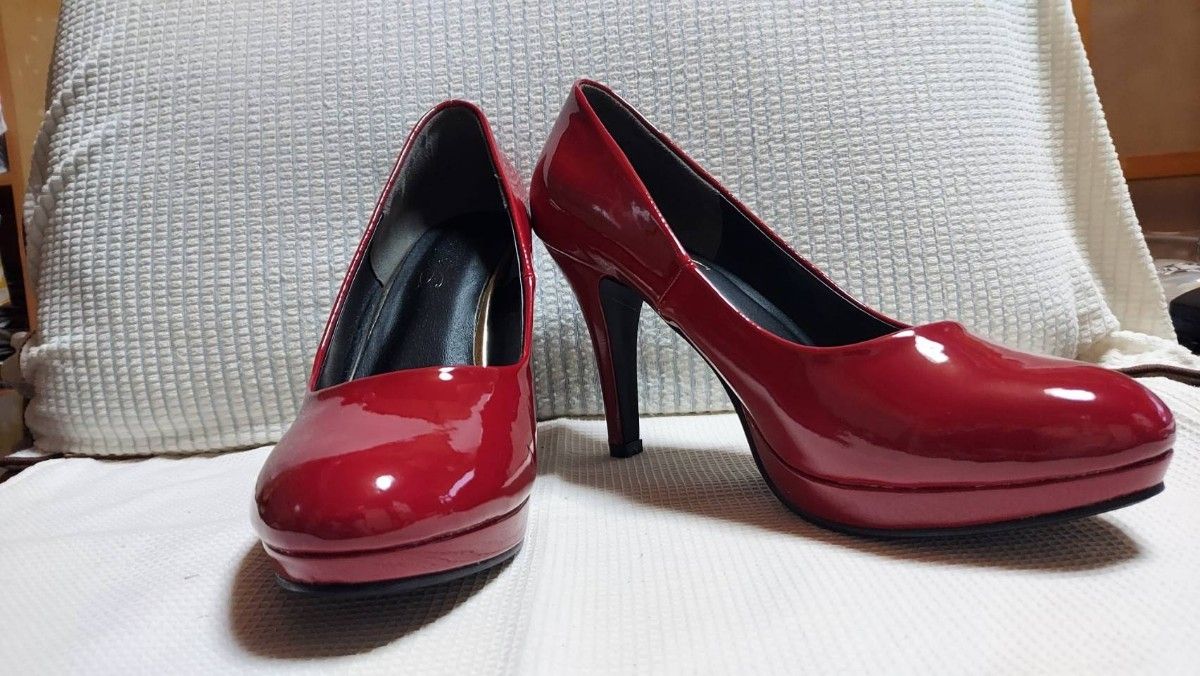 SHEIN 赤いエナメルヒール靴