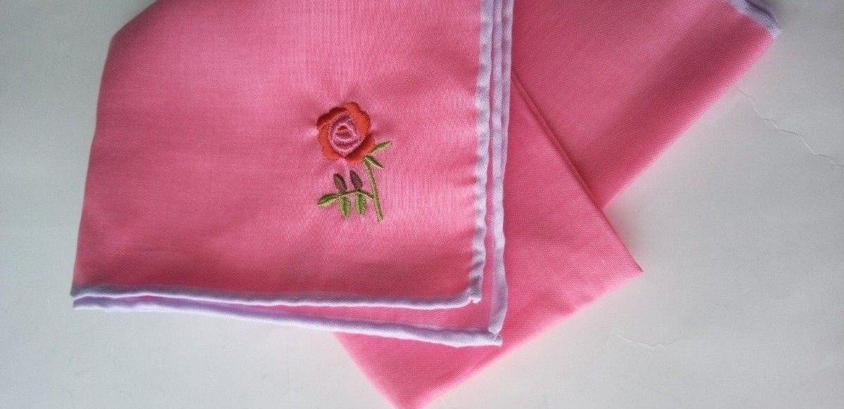 クラシクス･ザ･スモールラグジュアCLASSICS THE SMALL LUXUR ハンカチ　薔薇の刺繍　ショッキングピンク