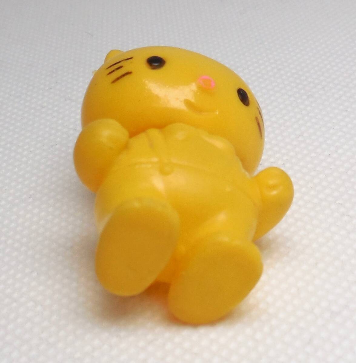 ハローキティ Hello Kitty キティちゃん パチ パチもの ミニ・ミニ ソフビ人形 黄色 yellow 約4,3cm_画像3