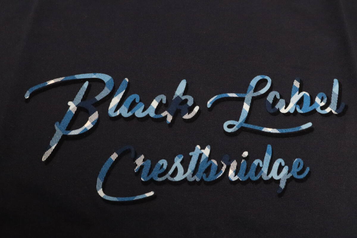 新品 BLACK LABELCRESTBRIDGEブラックレーベル クレストブリッジ カーシブロゴフロッキープリント Tシャツ 【LL】 ネイビ−_画像4