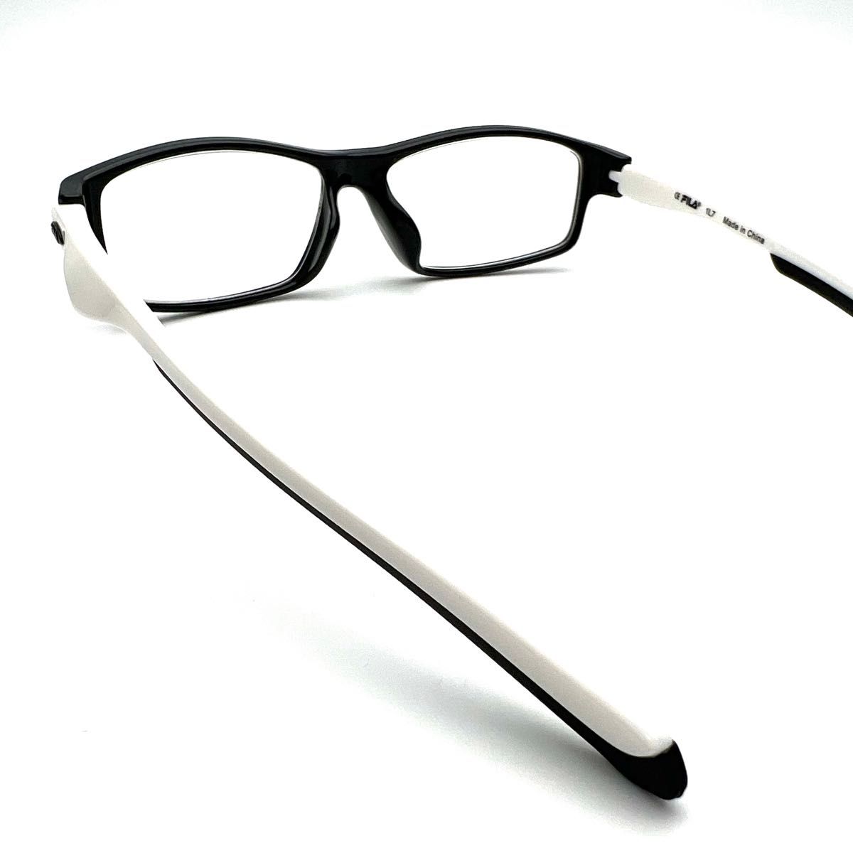 人気のFILAブランド　スポーティデザインで掛け心地◎ ホワイト×ブラックフレーム　おしゃれな老眼鏡　メンズファッション