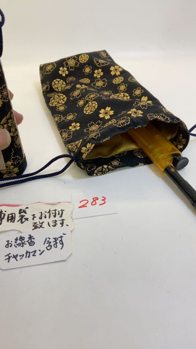 線香筒:ピンクメセキ畳に黒い花柄のお線香筒No.283