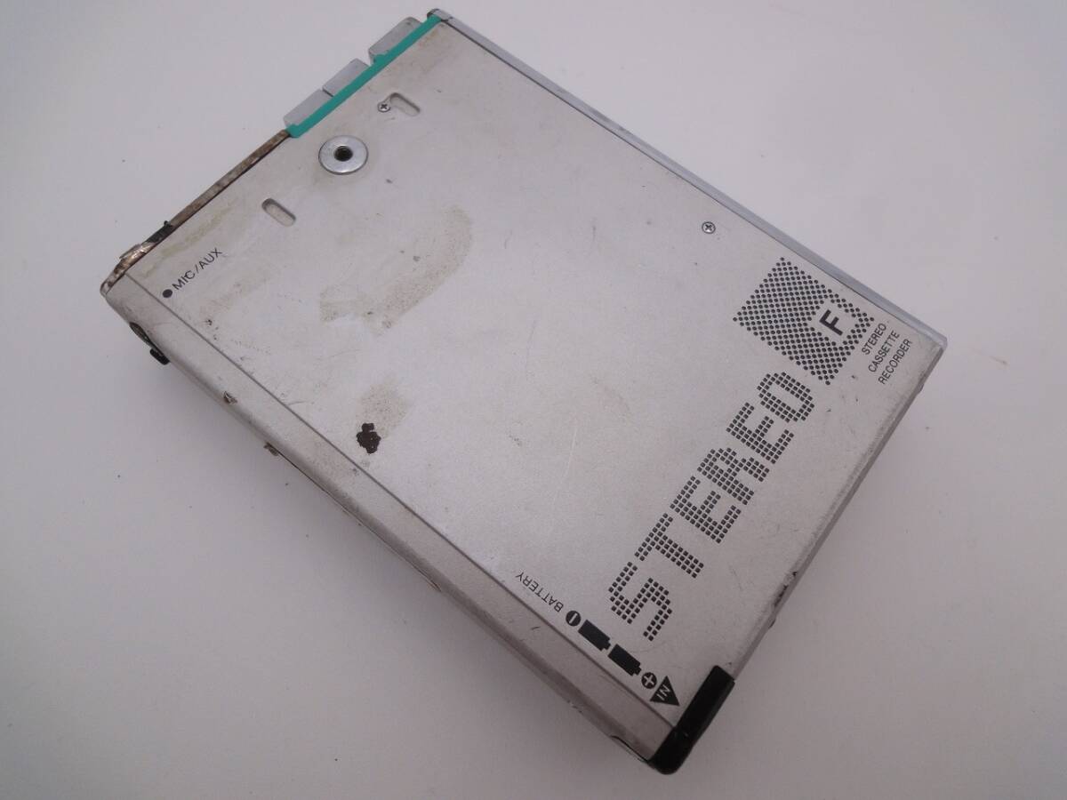 【1円スタート】 AIWA カセットボーイ HS-F7 シルバー CassetteBoy ジャンク品 破損箇所あり 部品取りなど アイワ カセットプレーヤーの画像8