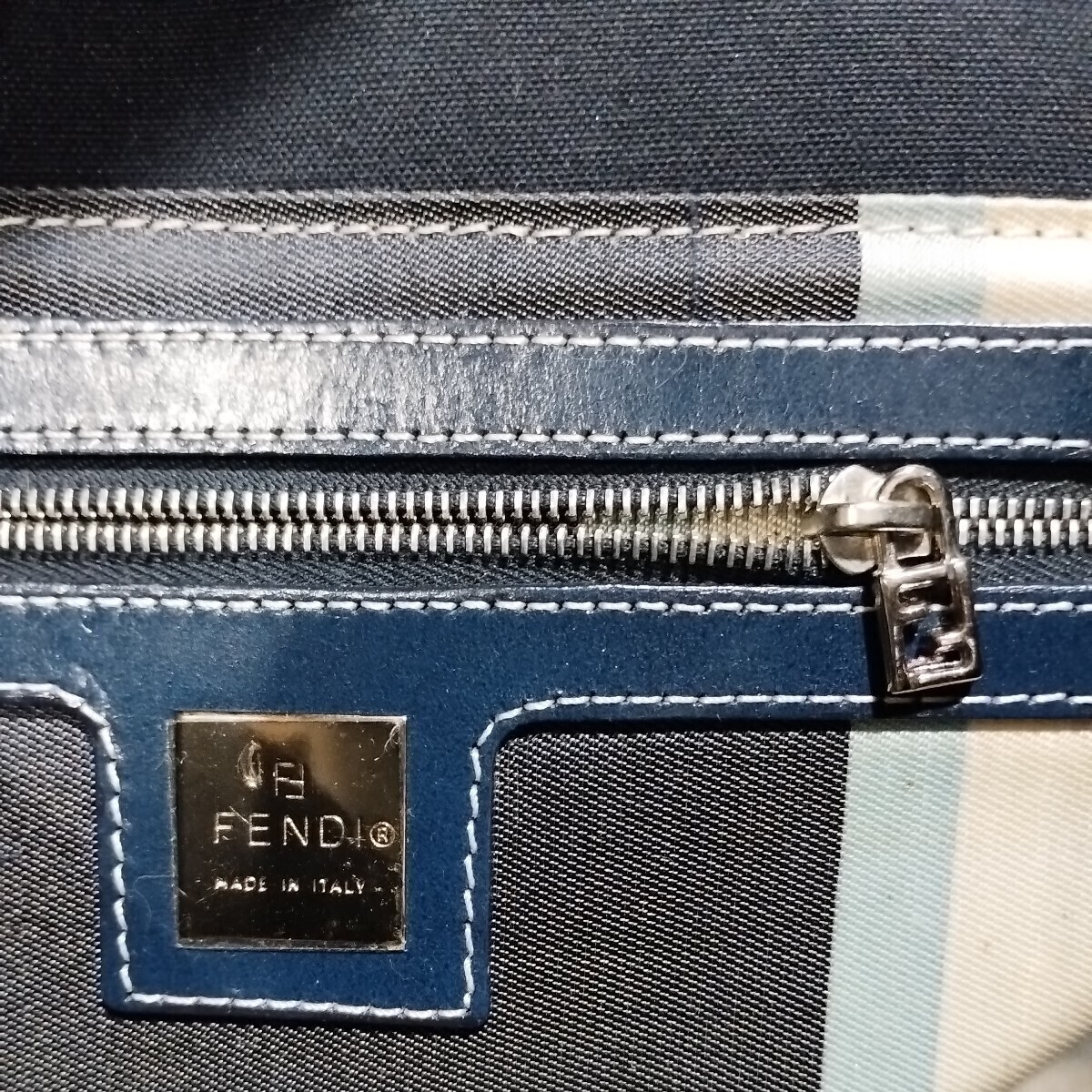 美品　FENDI　保護フィルム付きマーブル「FF」ロゴプレートコットンバッグ インディゴブルー x ホワイトステッチ　 レザーワンショルダー　