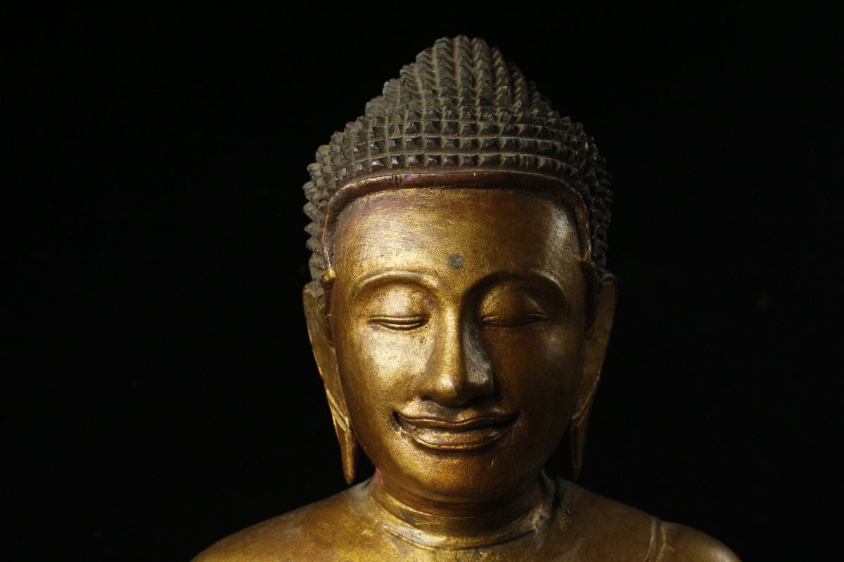 【LIG】タイ仏教美術 スコータイ時代 木彫金彩 釈迦如来坐像 41㎝ 時代古玩 コレクター収蔵品 [.QW]24.3_画像4