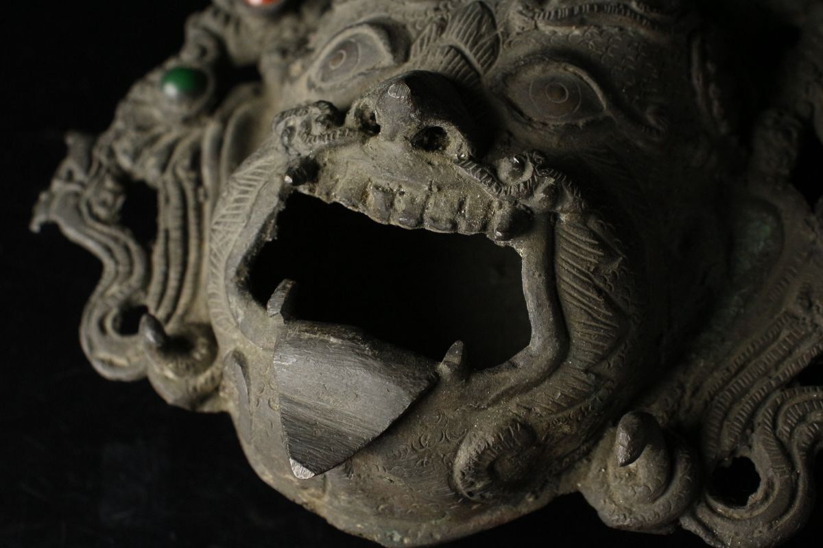 【LIG】チベット密教 古銅製 マハーカーラ面形三足香炉 20㎝ 885g 密教法具 時代古玩 コレクター収蔵品 [.EQ]24.4_画像8