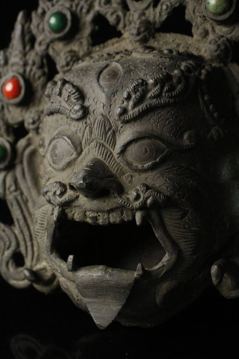 【LIG】チベット密教 古銅製 マハーカーラ面形三足香炉 20㎝ 885g 密教法具 時代古玩 コレクター収蔵品 [.EQ]24.4の画像5