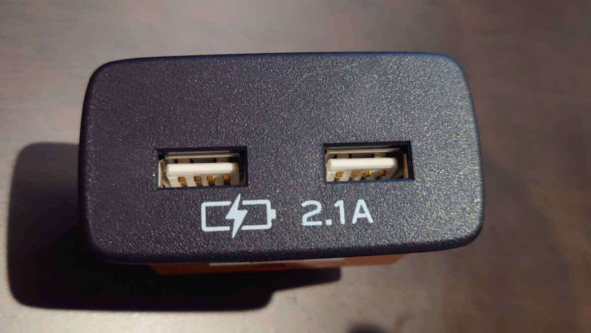 【配線つき】スバル 純正 USBユニット レヴォーグ フォレスター レガシィ アウトバック 等に SKフォレスターの画像1