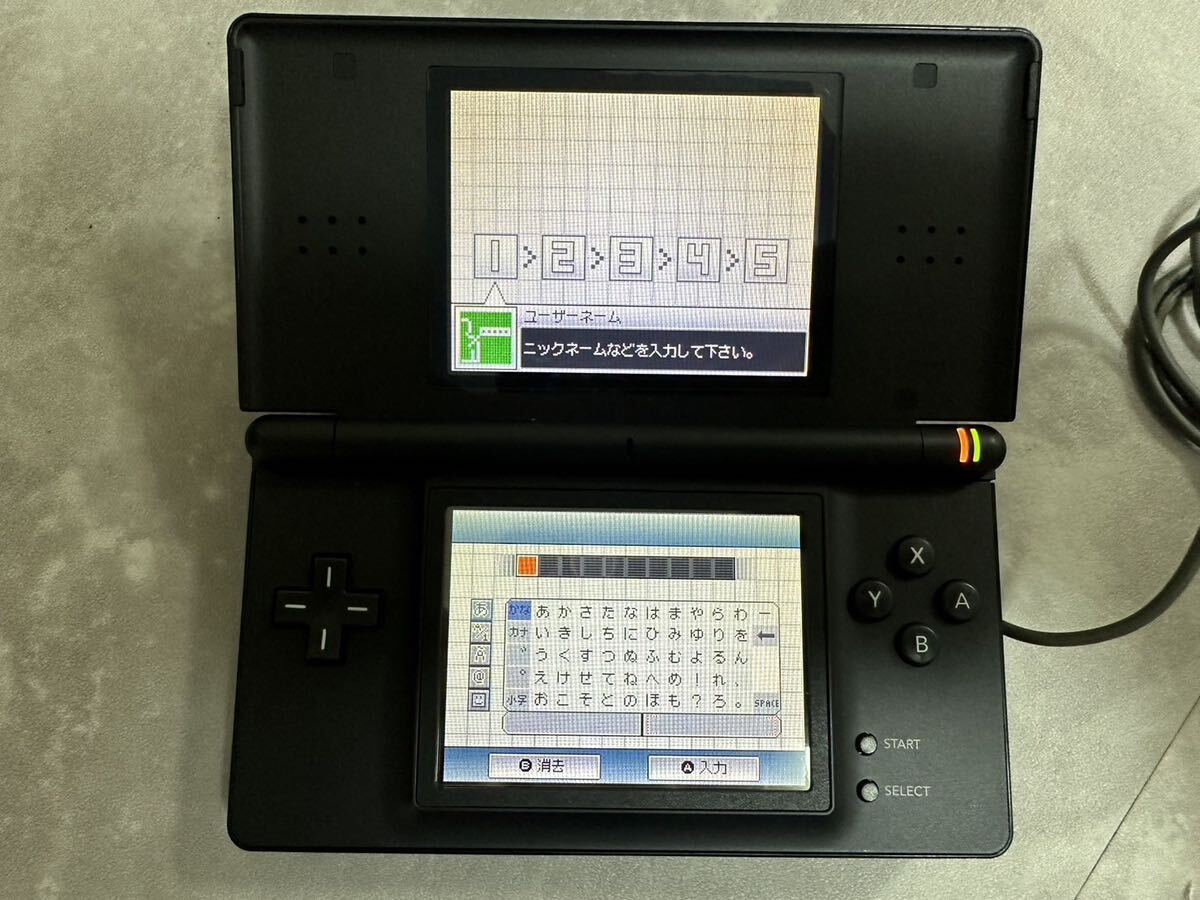 任天堂 ニンテンドーDS ライト ジェットブラック 本体、充電器付き　通電・動作確認済　傷、汚れあまりなし　ゆうパケットプラス_画像2