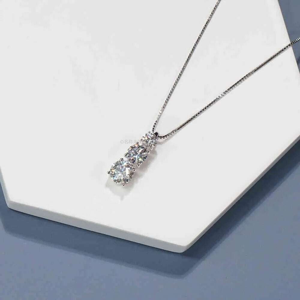 モアサナイト 1.8ct ネックレス ペンダント トリロジー 3連 1ct 1カラット H&C ハート キューピッド 鑑定書付き 人工 ダイヤモンドの画像3