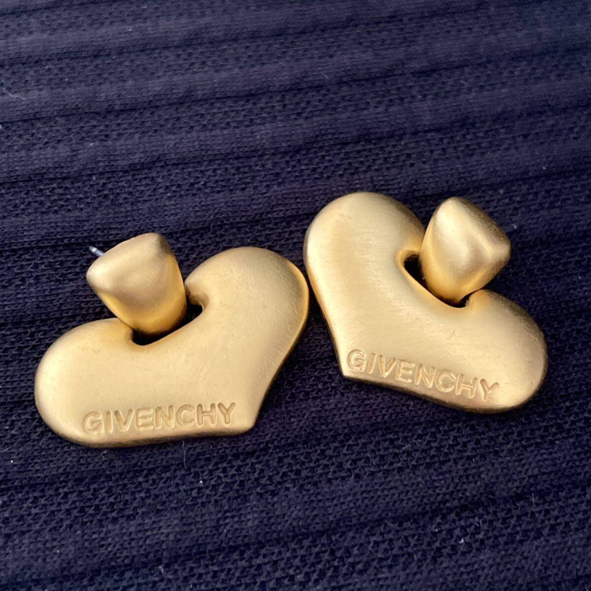 GIVENCHYji van si. Heart swing earrings Gold color 