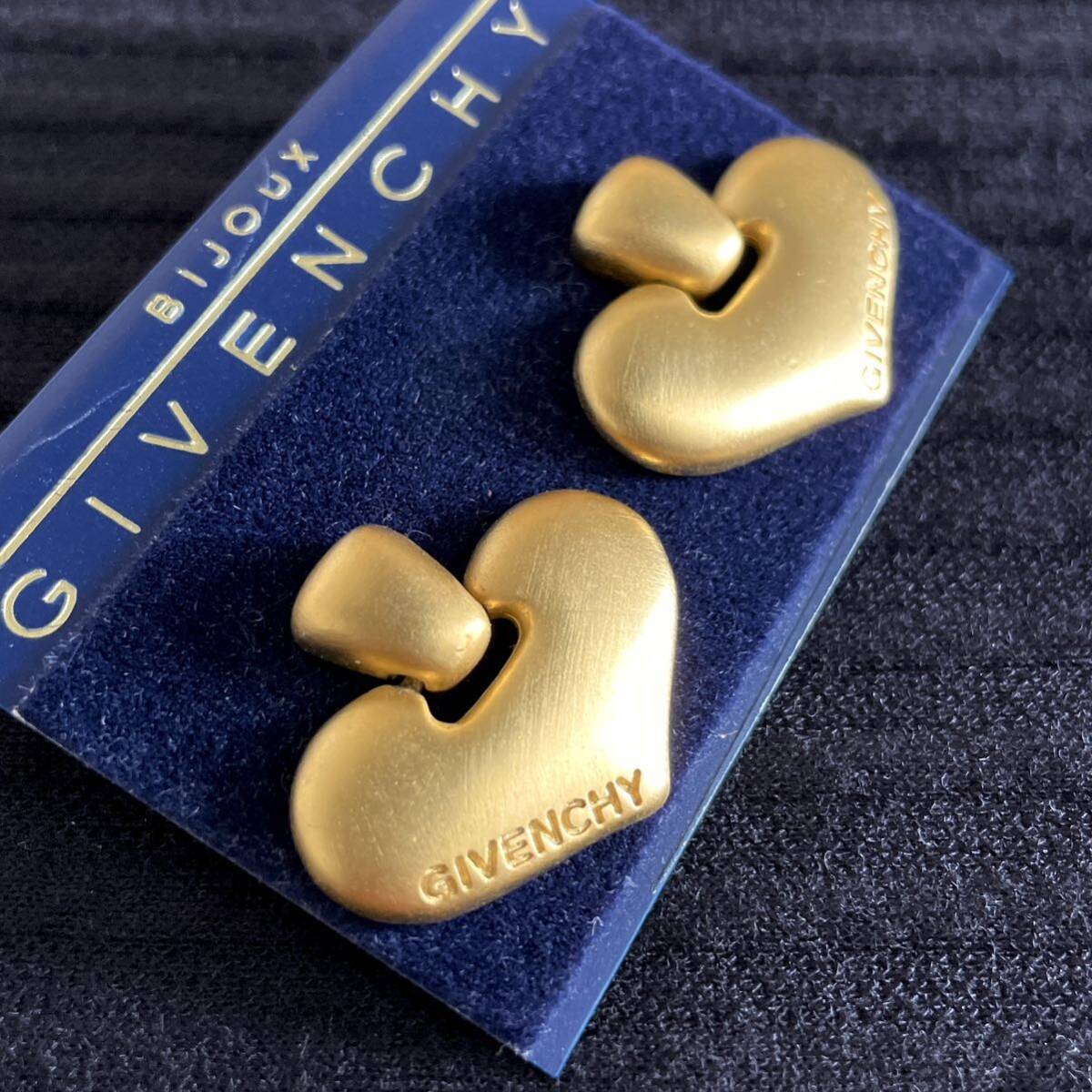 GIVENCHYji van si. Heart swing earrings Gold color 