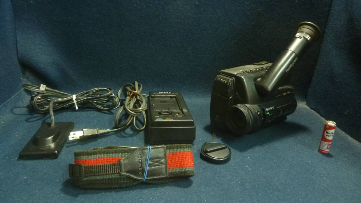 中古.未整備！SONY.Handycam,CCD-TR55,ビデオカメラ,動作未確認ジャンクで_単三電池は大きさの参考です