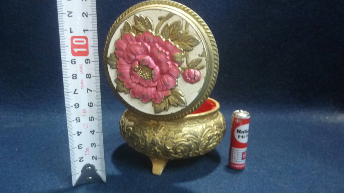 アンティークな！古い宝石入れ？小物入れ,花柄.合金製,エンボス.USED品。_画像5