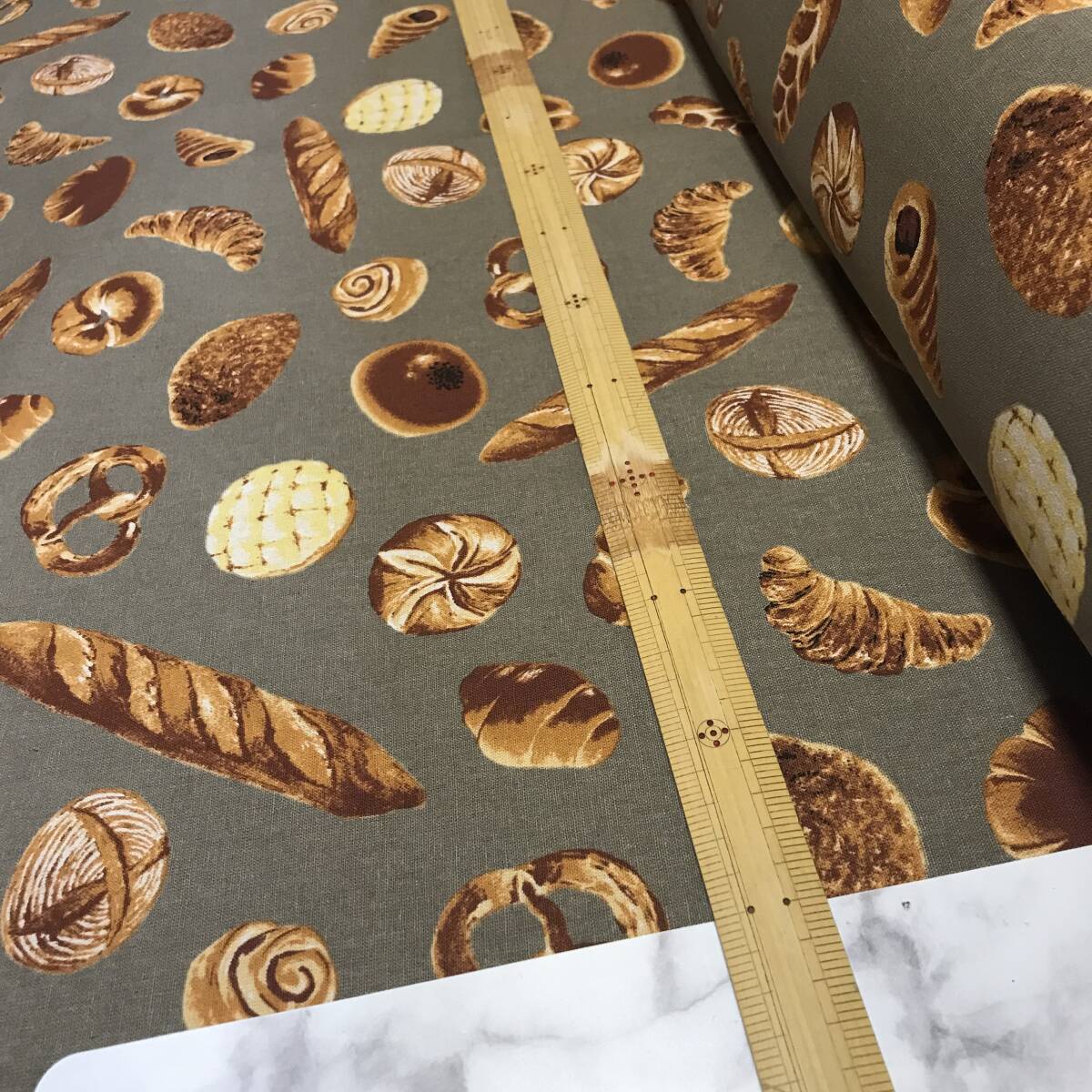日本製 3m 綿麻キャンバス パン柄④ グレー 生地 ハギレの画像2