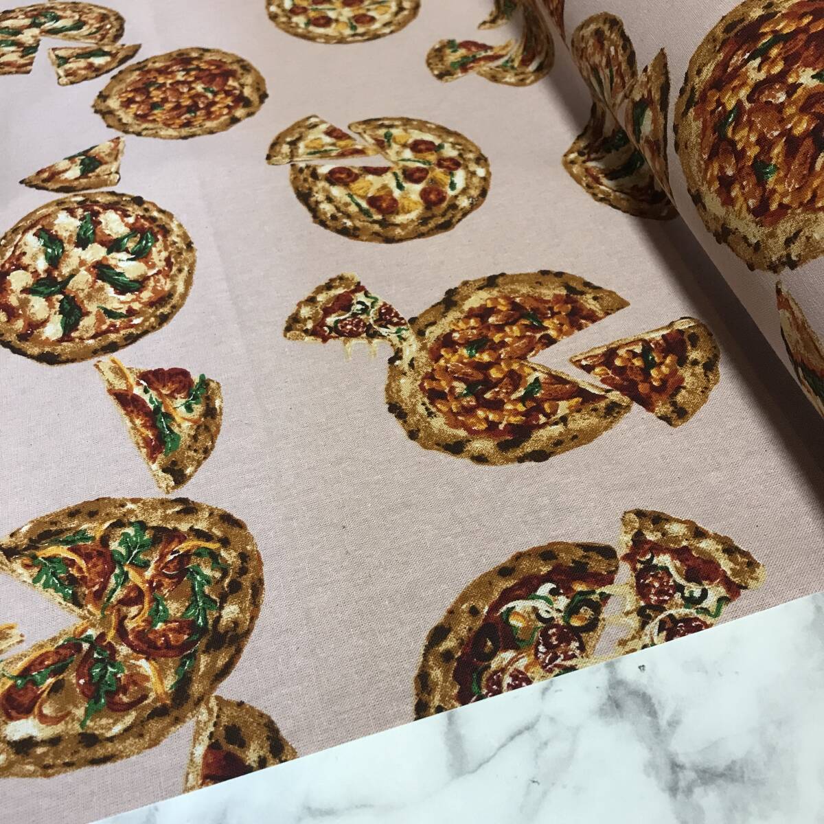 日本製 3m 綿麻キャンバス ピザ柄② くすみピンク 生地 ハギレの画像1