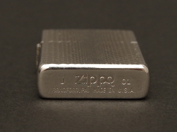  中古 ZIPPO 2面加工 マシン彫刻 幾何学模様 キラキラ 2001年製 ジッポー オイルライターの画像3